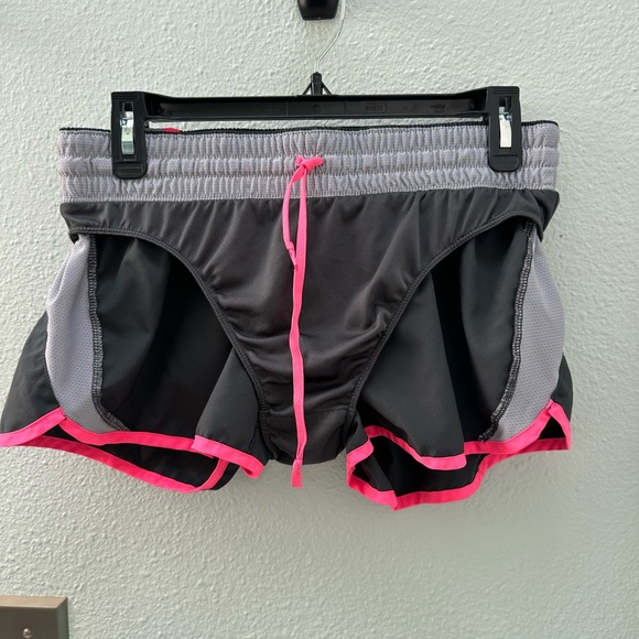 Women’s Nike Black and Pink Dri-Fit Shorts size L - Picture 5 of 8